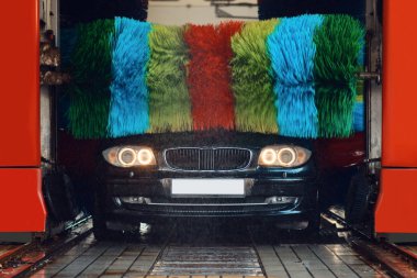 Otomatik köpüklü, renkli fırçalı, otomatik oto yıkamalı, kimse yok. Araç temizleme servisi veya iş yeri, ekspres oto yıkama istasyonu