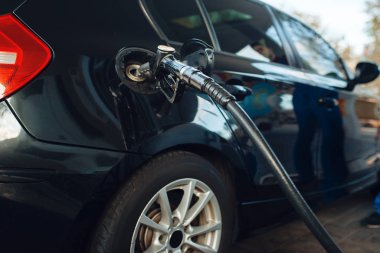 Depoda silahlı araç, benzin istasyonu, yakıt ikmali, kimse yok. Benzin, benzin ya da mazot yakıt ikmali, petrol ikmali.