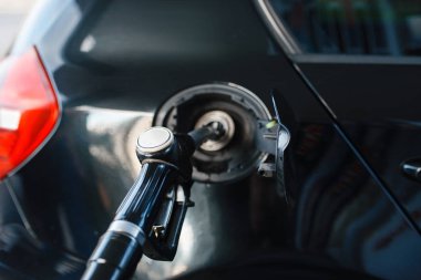 Depoda silahlı araç, benzin istasyonu, yakıt ikmali, kimse yok. Benzin, benzin ya da mazot yakıt ikmali, petrol ikmali.