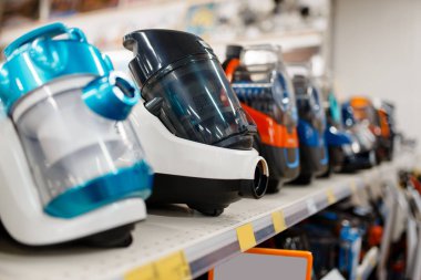 Elektronik mağazasının rafında yeni elektrikli süpürgeler var, kimse yok. Süpermarkette elektrikli ev aletleri satışı