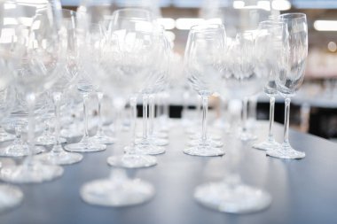 Rafta şarap bardakları, yakın çekim, temizlik malzemeleri, hiç kimse. Markette ev eşyaları, mutfak gereçleri mağazası ürünleri