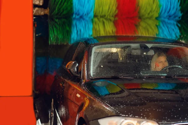 Vrouw Auto Automatische Carwash Met Kleurrijke Borstel Niemand Reiniging Van — Stockfoto