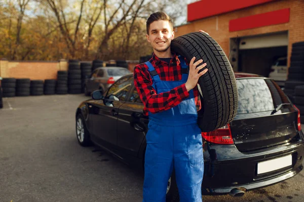 Ein Männlicher Arbeiter Uniform Hält Reifen Reifenservice Kfz Reparaturservice Oder — Stockfoto