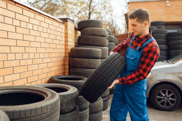 Männliche Arbeiter Uniform Reifenstapel Reifenservice Kfz Reparaturservice Oder Geschäft Mann — Stockfoto