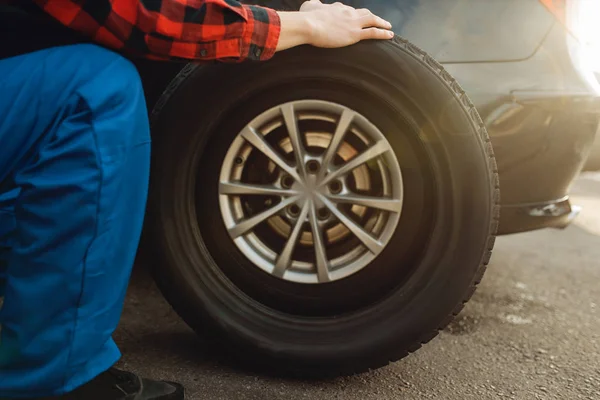 Male Worker Uniform Fixing Problem Tire Tyre Service Vehicle Repair — Stock Photo, Image