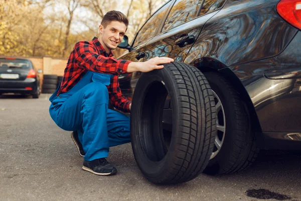 Trabajador Masculino Problema Fijación Uniforme Con Neumático Servicio Neumáticos Servicio — Foto de Stock