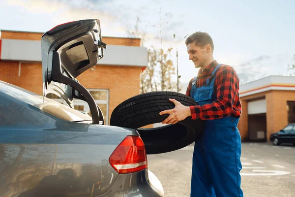 Ein Männlicher Arbeiter Uniform Legt Reifen Den Kofferraum Reifenservice Kfz — Stockfoto