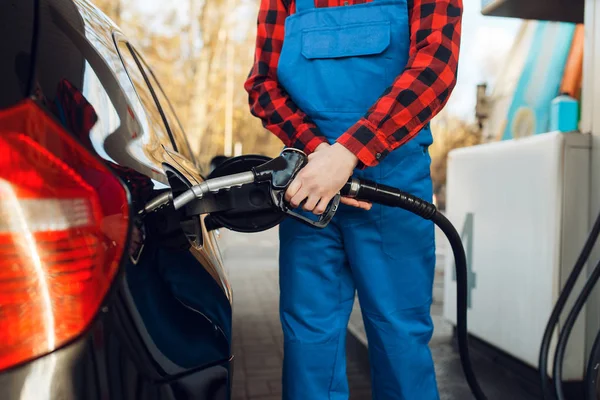 Férfi Munkás Egyenruhás Üzemanyagos Autóban Benzinkúton Üzemanyag Feltöltéssel Benzin Benzin — Stock Fotó
