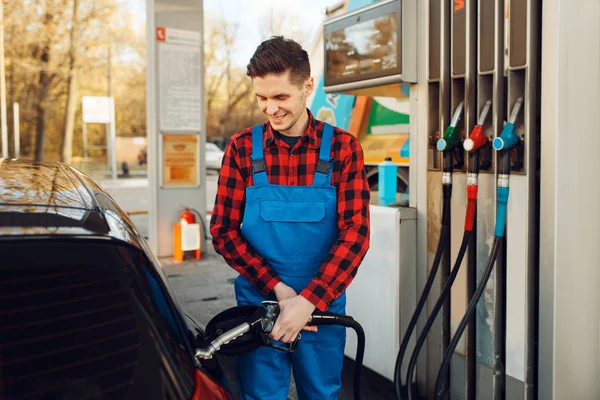 ガソリンスタンドの制服燃料車の男性労働者 燃料充填 ガソリン又はディーゼル燃料の燃料供給 — ストック写真