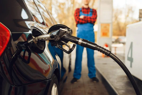 Férfi Munkás Egyenruhás Üzemanyaggal Üzemelő Járművel Benzinkúton Üzemanyagtöltő Benzin Benzin — Stock Fotó
