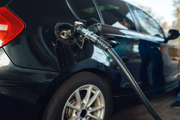 Coche Con Pistola Primer Plano Repostaje Gasolinera Recarga Combustible Nadie — Foto de Stock