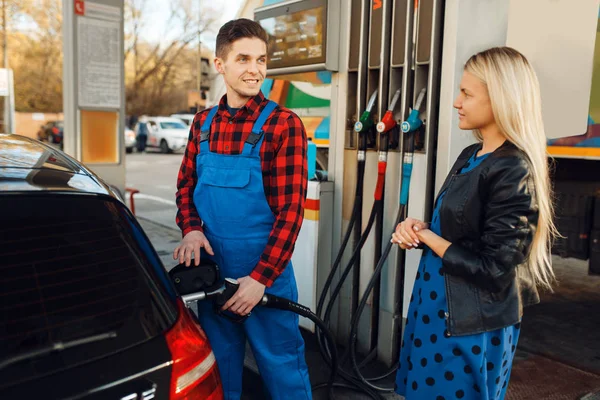 Male Worker Uniform Woman Fuels Vehicle Gas Station Fuel Filling — Stock Photo, Image