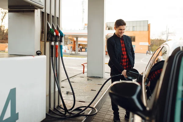 Человек Пистолетом Заправляет Машину Заправке Заправляет Топливом Услуги Заправке Бензином — стоковое фото