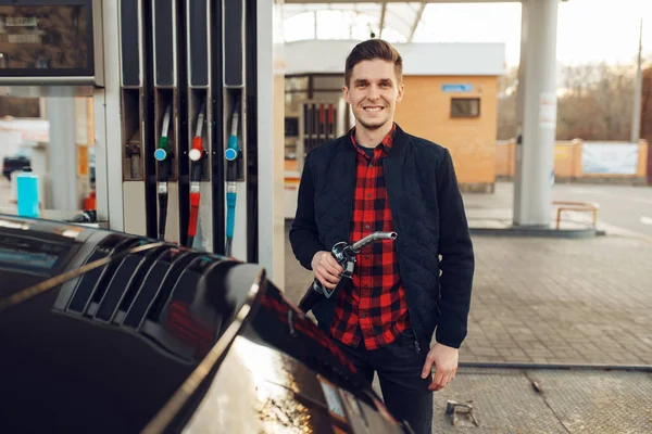 Man Med Pistol Bränsle Fordon Bensinstation Bränslepåfyllning Bränslepåfyllning Med Bensin — Stockfoto