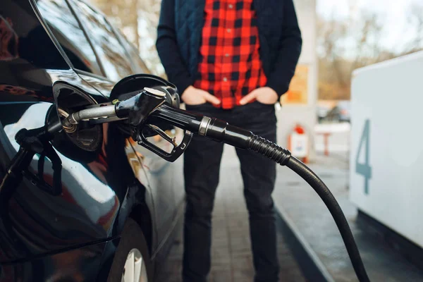 Hombre Con Arma Alimenta Vehículo Gasolinera Llenado Combustible Servicio Carga —  Fotos de Stock