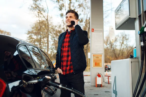 Hombre Hablando Por Teléfono Combustible Vehículos Gasolinera Llenado Combustible Servicio —  Fotos de Stock