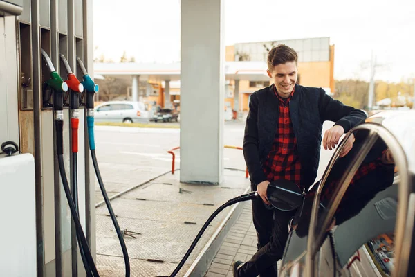 ガソリンスタンドの銃の燃料車の男 下のビュー 燃料充填 ガソリン又はディーゼル燃料の燃料供給 — ストック写真