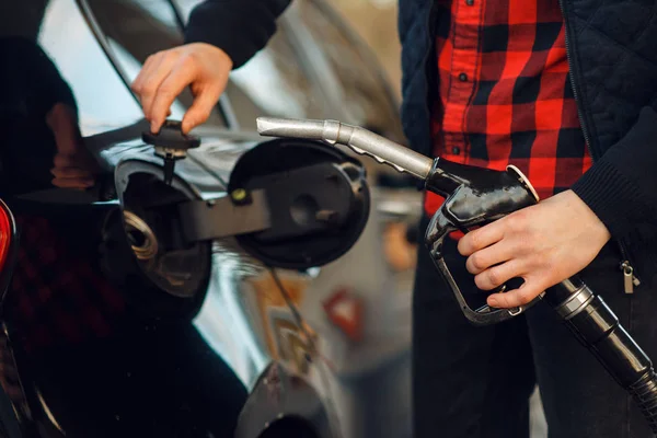 Mann Steckt Waffe Autotank Tankstelle Nahaufnahme Tankfüllung Benzin Benzin Oder — Stockfoto