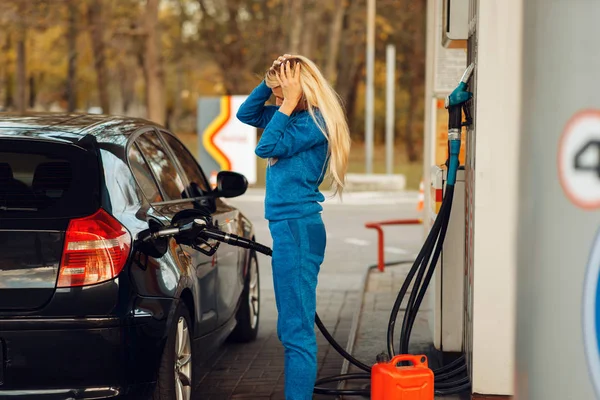 Mujer Estresada Gasolinera Llenado Combustible Servicio Repostaje Gasolina Gasolina Diesel —  Fotos de Stock