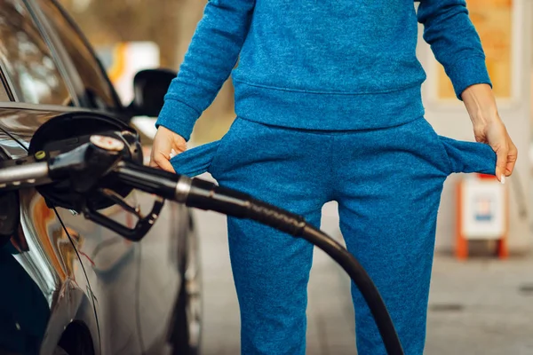 Mulher Com Bolsos Vazios Posto Gasolina Recheio Combustível Combustível Gasolina — Fotografia de Stock
