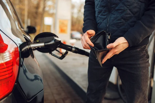 Homem Com Bolsa Vazia Posto Gasolina Cheio Combustível Combustível Gasolina — Fotografia de Stock
