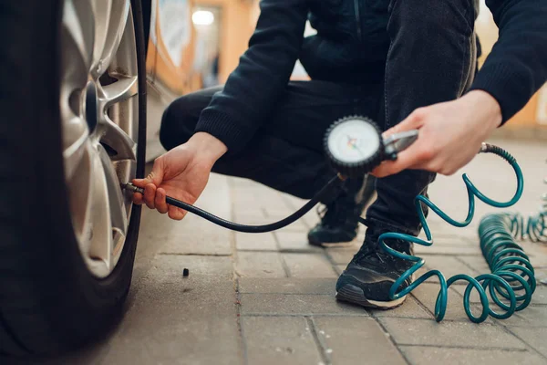 Erkek Kişi Lastik Basıncını Lastik Bakımını Kontrol Ediyor Araç Tamiri — Stok fotoğraf