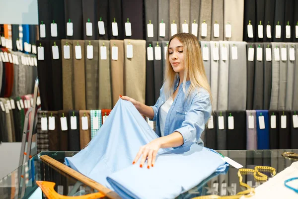 Mujer Mide Tela Tienda Textil Estante Con Tela Para Coser — Foto de Stock