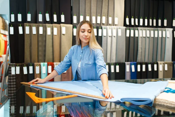 Mujer Mide Tela Tienda Textil Estante Con Tela Para Coser —  Fotos de Stock