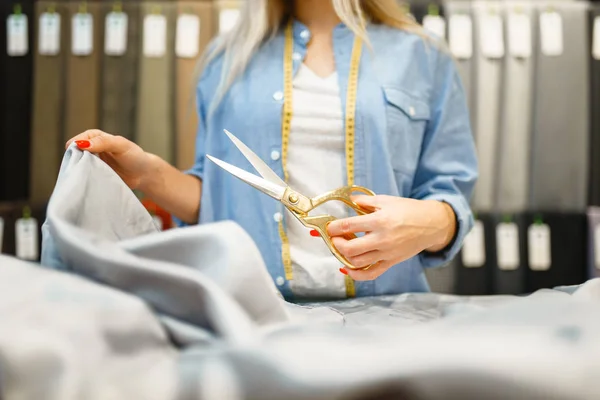 Costurera Corta Tela Con Tijeras Tienda Textil Mujer Trabaja Con — Foto de Stock