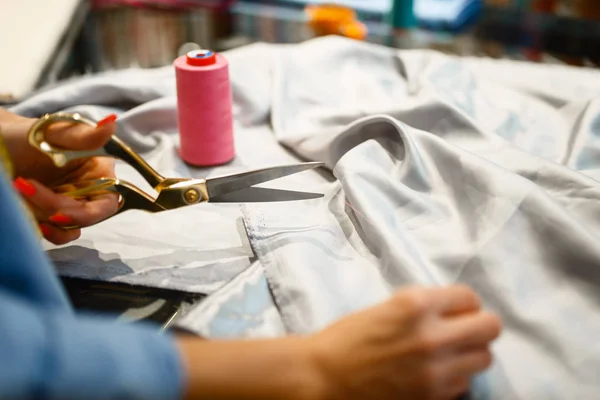 裁缝师在纺织品商店里用剪刀剪断织物 女人做针线活 女裁缝做针线活 — 图库照片