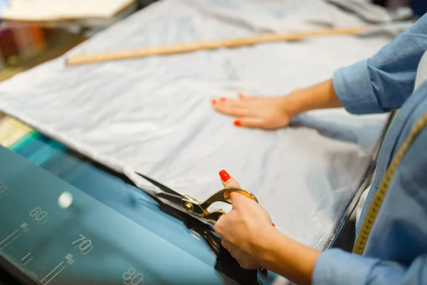 Sarta Taglia Tessuto Con Forbici Nel Negozio Tessuti Donna Lavora — Foto Stock