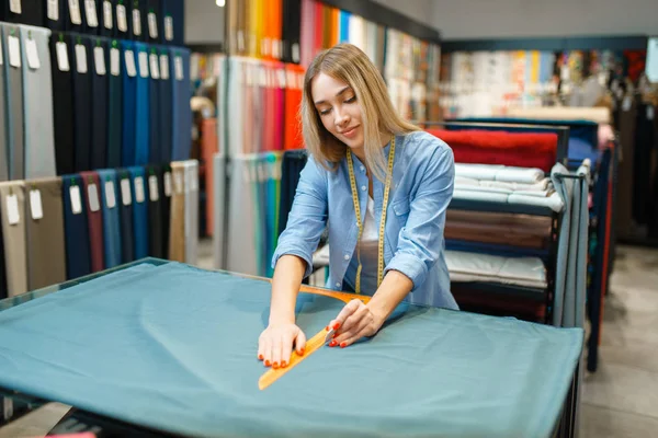 Krawcowa Mierzy Materiał Warsztacie Włókienniczym Kobieta Pracuje Materiałem Szycia Krawcowa — Zdjęcie stockowe