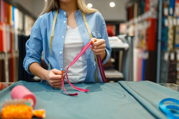 Seamstress Con Cinta Medición Trituradora Taller Textil Mujer Trabaja Con — Foto de Stock