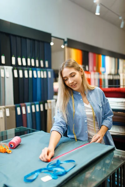 シームストレスは織物工場で生地材料を測定します 女性は 縫製のための布で動作します 職場での女性の仕立て屋 ドレスメーカー — ストック写真