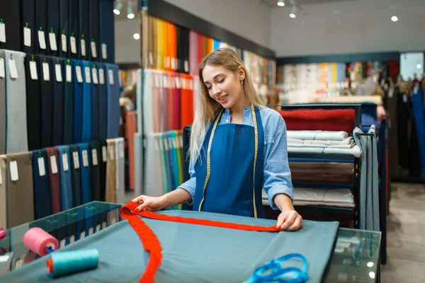 Näherin Mit Klebeband Misst Die Stoffnahaufnahme Textilgeschäft Regal Mit Stoff — Stockfoto