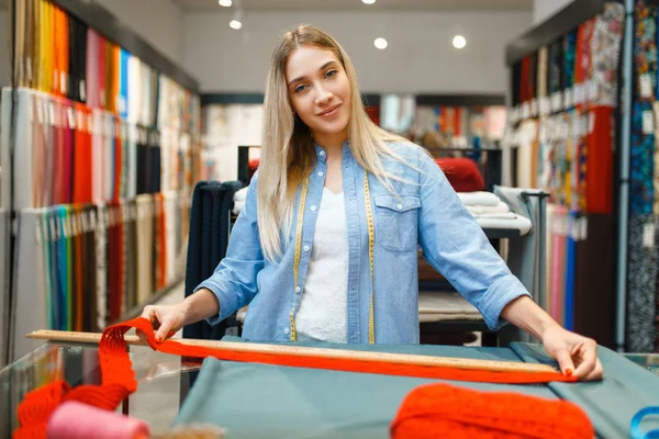 Costurera Con Cinta Mide Primer Plano Tela Tienda Textil Estante — Foto de Stock