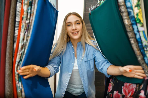 Frau Zwischen Stoff Textilgeschäft Näherin Wählt Material Zum Nähen Schneiderin — Stockfoto