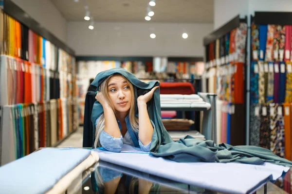 Mujer Pie Vitrina Tienda Textil Costurera Elegir Material Para Costura —  Fotos de Stock