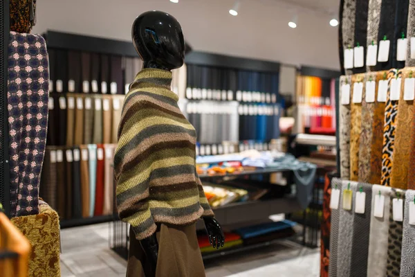 Tekstil Dükkanında Ceketli Bir Manken Hiç Kimse Arka Planda Dikiş — Stok fotoğraf