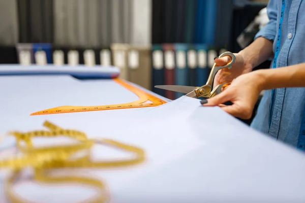 Costurera Corta Tela Con Tijeras Tienda Textil Mujer Trabaja Con — Foto de Stock