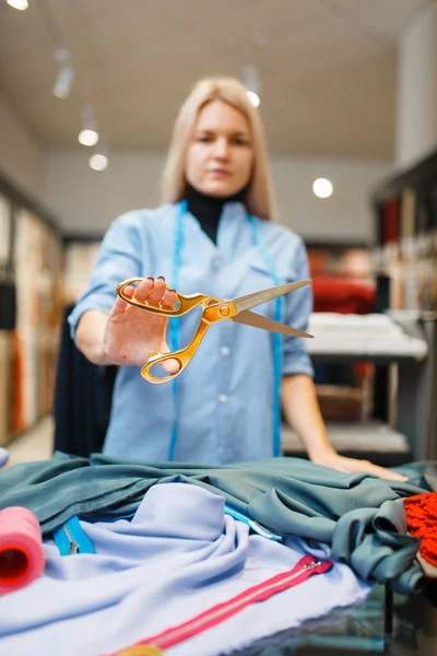 Krawcowa Pokazuje Nożyczki Warsztat Włókienniczy Kobieta Trzyma Narzędzia Szycia Krawcowa — Zdjęcie stockowe