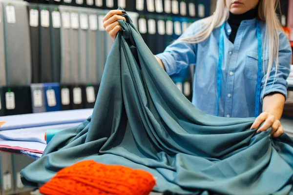 Krawcowa Pracuje Tkaniną Warsztatem Tekstylnym Kobieta Trzyma Szmatkę Szycia Krawcowa — Zdjęcie stockowe
