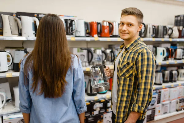 Junges Paar Regal Mit Wasserkocher Elektronikgeschäft Mann Und Frau Kaufen — Stockfoto