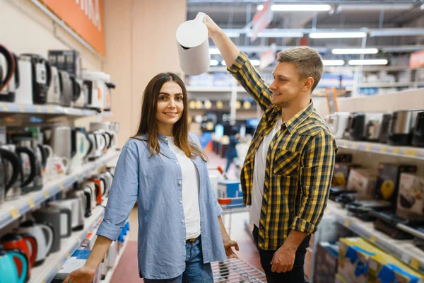 Fiatal Pár Viccek Elektromos Vízforralóval Elektronikai Boltban Háztartási Elektromos Készülékeket — Stock Fotó