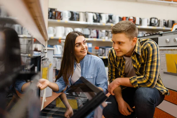 Pareja Joven Eligiendo Horno Eléctrico Tienda Electrónica Hombre Mujer Comprando —  Fotos de Stock