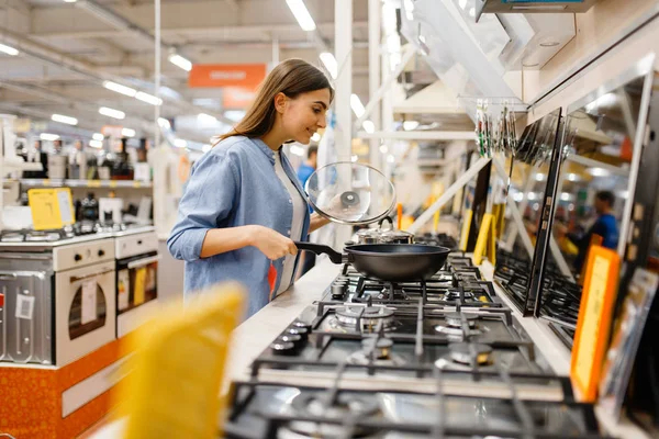 Mujer Joven Eligiendo Estufa Gas Tienda Electrónica Mujer Comprando Electrodomésticos —  Fotos de Stock