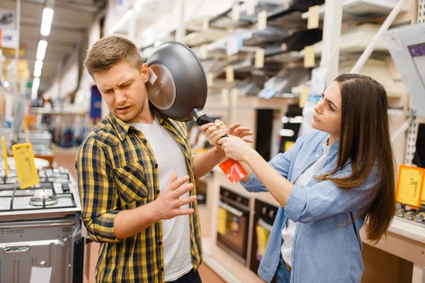 Casal Jovem Com Frigideira Loja Eletrônicos Homem Mulher Comprando Eletrodomésticos — Fotografia de Stock