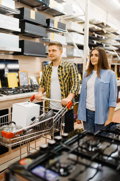 年轻夫妇在电子商店里拿着电动搅拌机 男子和妇女在市场上购买家用电器 — 图库照片