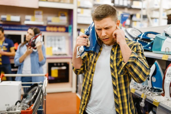 Familjepar Har Elektriska Strykjärn Som Telefoner Elektronikaffär Roligt Skämt Man — Stockfoto