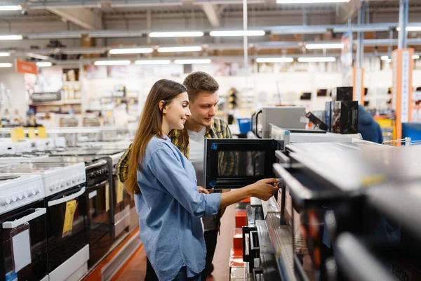 Pareja Familiar Eligiendo Microondas Tienda Electrónica Hombre Mujer Comprando Electrodomésticos —  Fotos de Stock